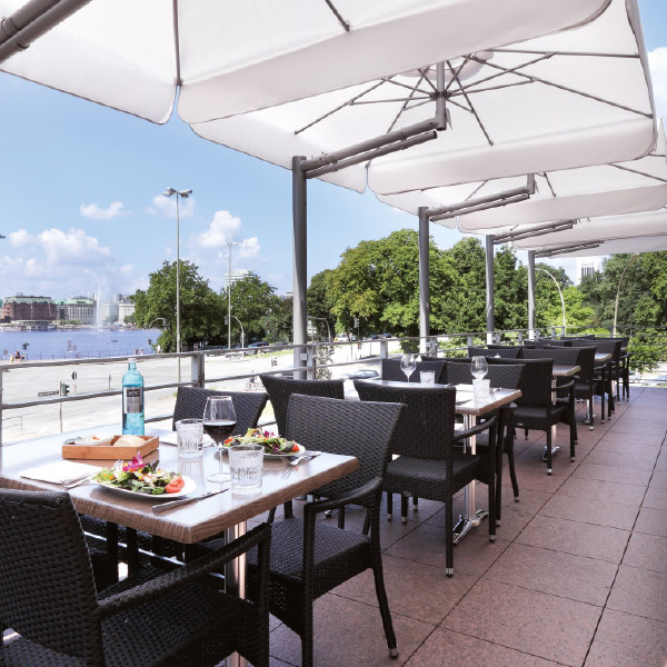THE CUBE - Terasse mit Blick auf die Alster